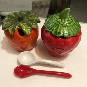 Pots de confiture orange et fraise