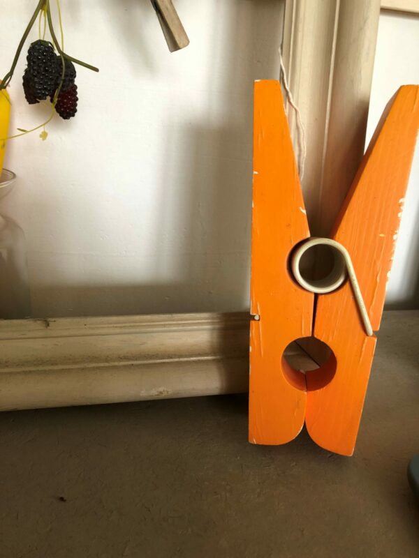 Pince en bois vintage – Image 2