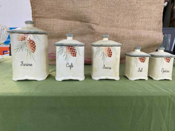 Série de boites à épice en porcelaine