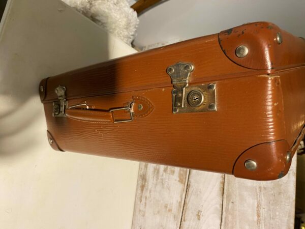 Petite valise en carton
