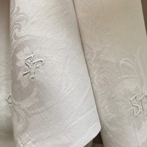 Huit grandes serviettes anciennes