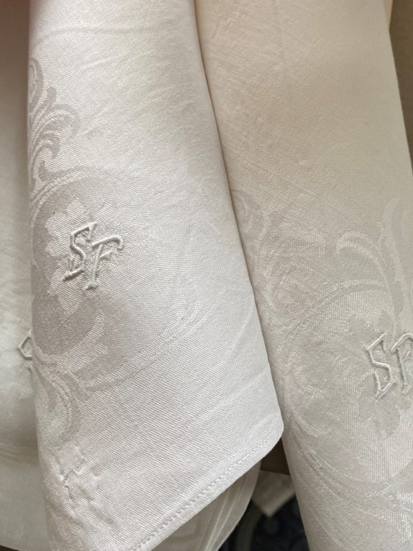 Huit grandes serviettes anciennes
