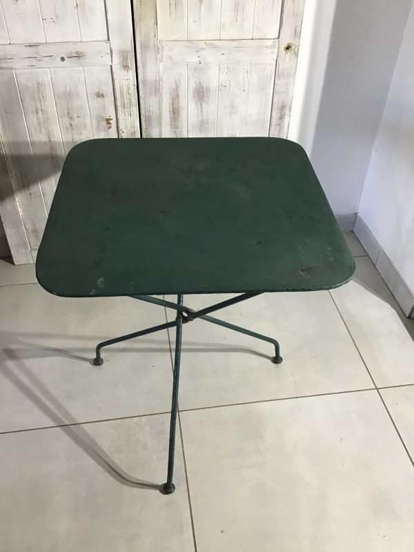 Table ancienne en métal