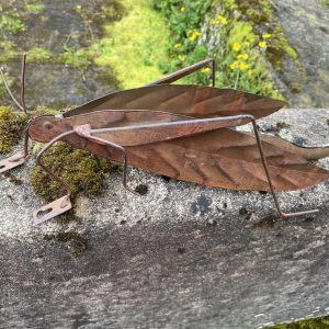 Sauterelle en métal