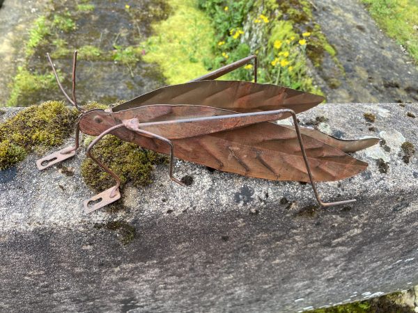 Sauterelle en métal