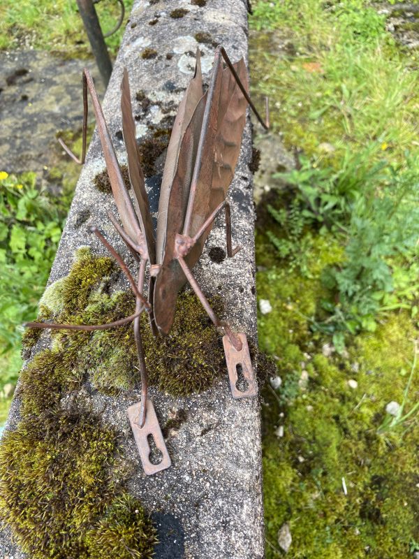 Sauterelle en métal – Image 2