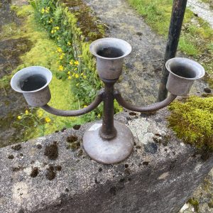 Un bougeoir en métal