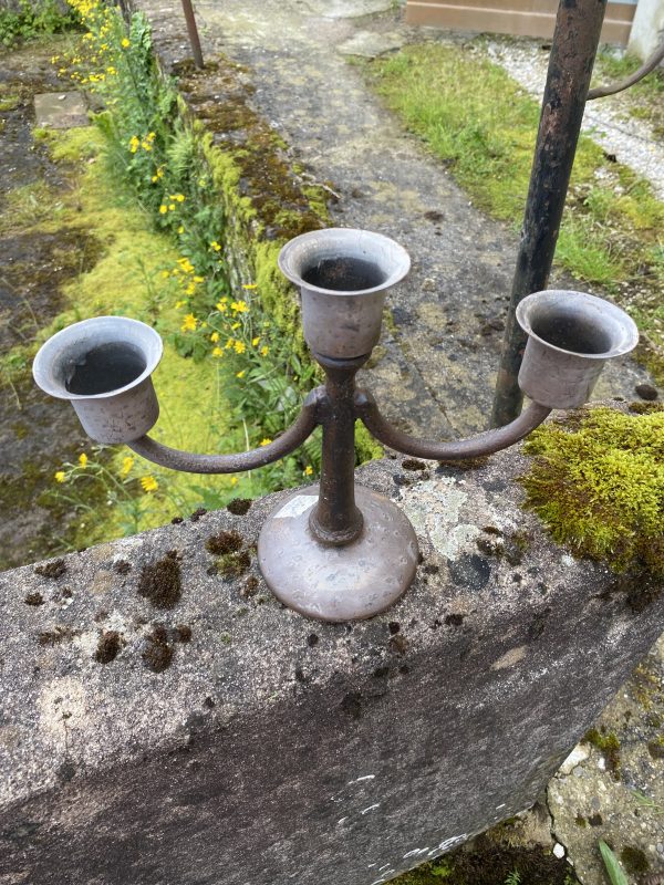 Un bougeoir en métal