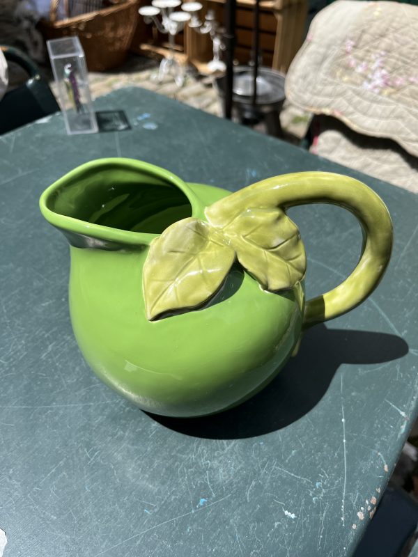 Broc en céramique barbotine